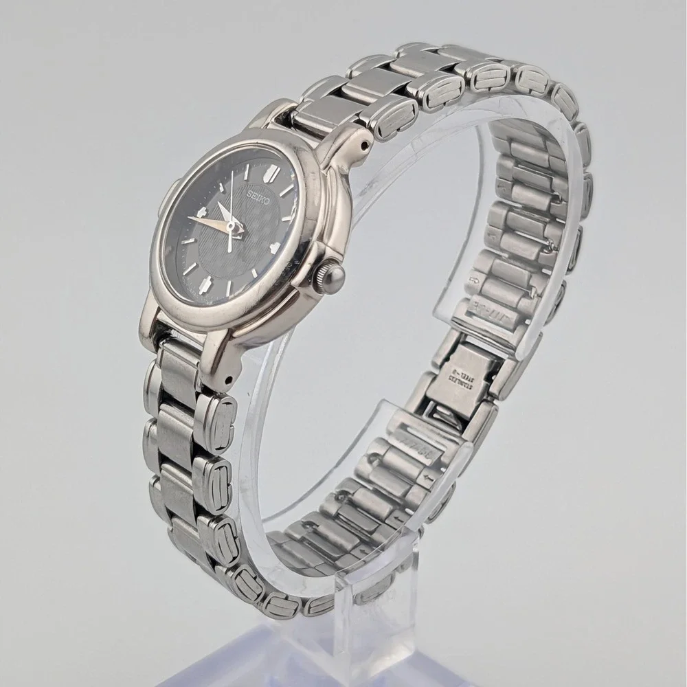Vintage 1990s Seiko V701-2F50 Slim Gray Textured Dial SS 25mm Watch Runs 6.25